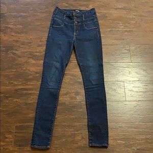 Highwaisted stretchy jeans. Dark wash